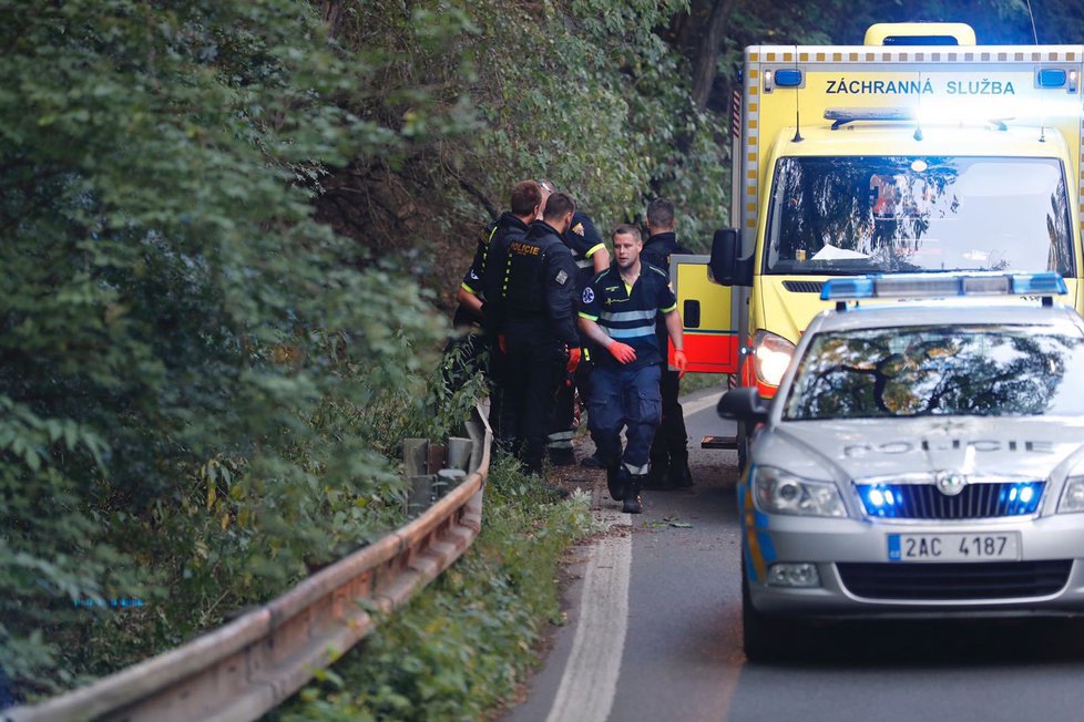 Motocyklista v ulici Horoměřická naboural do svodidel. S poraněním hlavy jej odvezla záchranka.