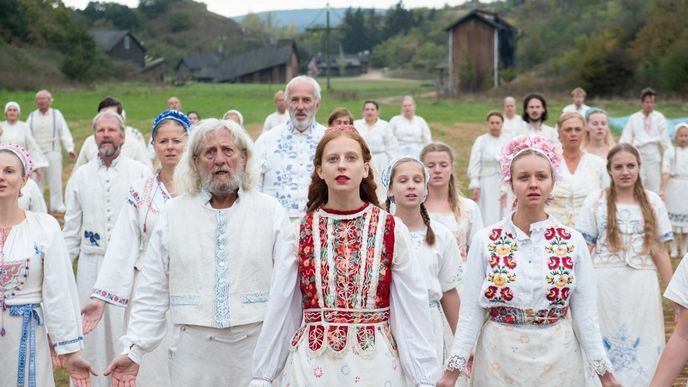 Midsommar je velký hororový hit roku 2019. Banda amerických studentů vyrazí do skandinávské vesnice zkoumat místní zvyky. Je to možná nejpříšernější rozchodový film posledních let.