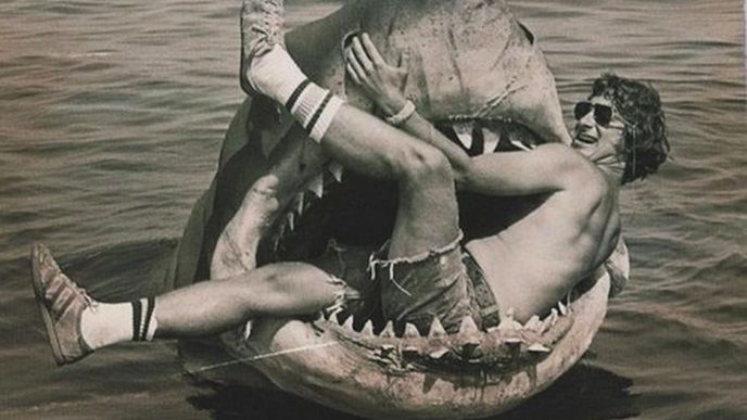 Steven Spielberg při natáčení snímku Čelisti.