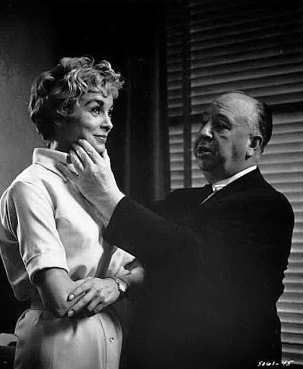 Alfred Hitchcock a Janet Leighová při natáčení původní verze hororu Psycho.