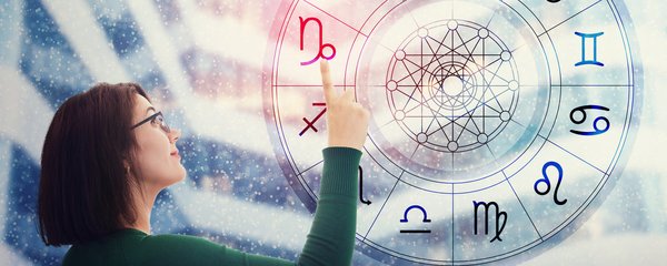 Horoskop na víkend 27.–28. 12. 2025: Kdo se může těšit na romantiku a koho čeká drobné dobrodružství?