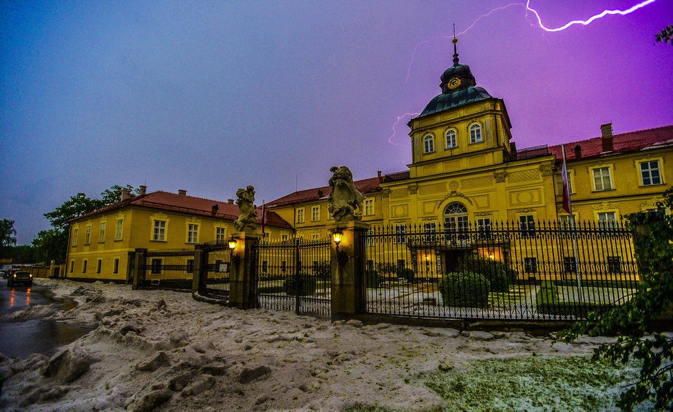 V Hořovicích bouřilo a padaly kroupy.