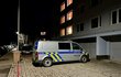 V bytovém domě v Hořovicích byla nalezena tři mrtvá těla