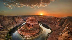 Vyhlídka Horseshoe Bend před obloukem řeky Colorado.