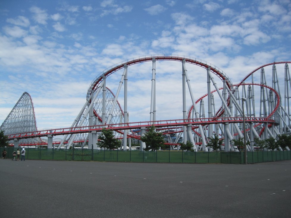 Japonská Steel Dragon 2000 měří 2479 metrů.