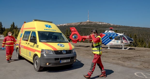 Na Ovčárně se ještě lyžuje a také padá! Pro muže s vážně zlomenou nohou letěl vrtulník