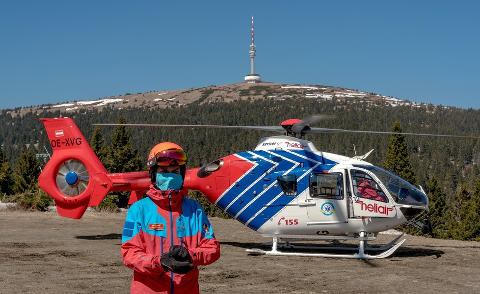 Pro zraněného lyžaře musel na Ovčárnu v Jeseníkách letět vrtulník. Zlomil si nohu a trpěl velkými bolestmi.