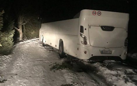 Horská služba evakuovala u Moldavy seniory ze zapadlého autobusu 