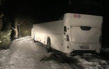 Navigace dovedla autobus do závěje: Seniory evakuovala HORSKÁ SLUŽBA!