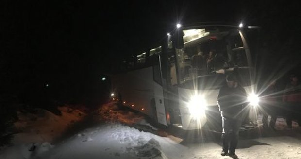 Autobus se seniory zapadl v Krušných horách: Zachránit je musela Horská služba