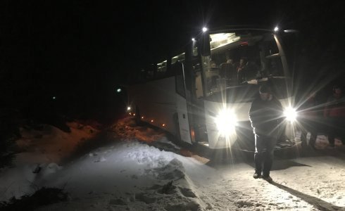 Horská služba evakuovala u Moldavy seniory ze zapadlého autobusu 