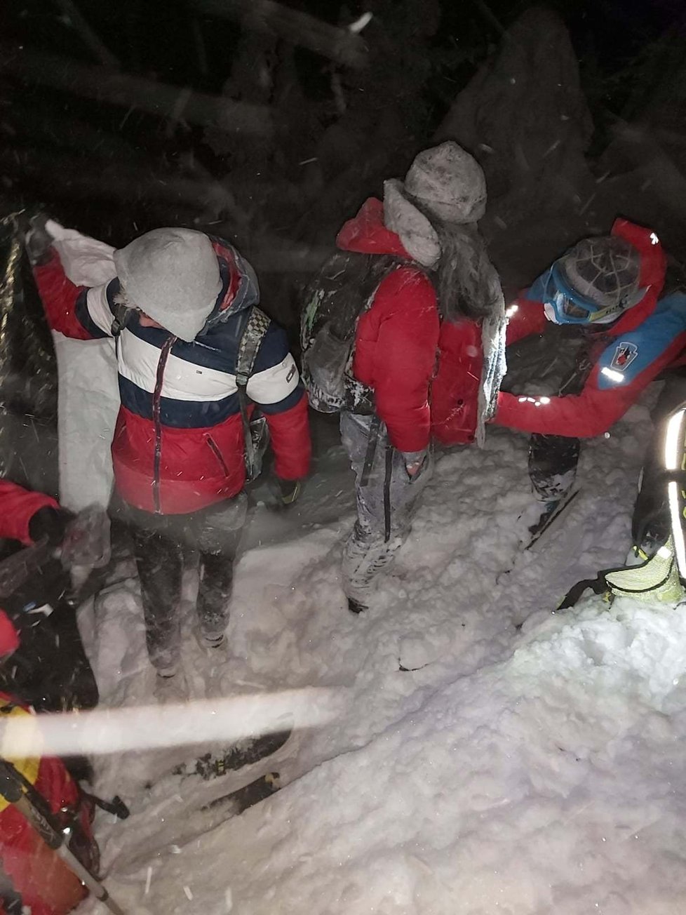 Záchranáři z horské služby zachránili život dvěma turistům. Mladý muž s přítelkyní vyrazili na Sněžku hlubokým sněhem jen v teplákách a teniskách.