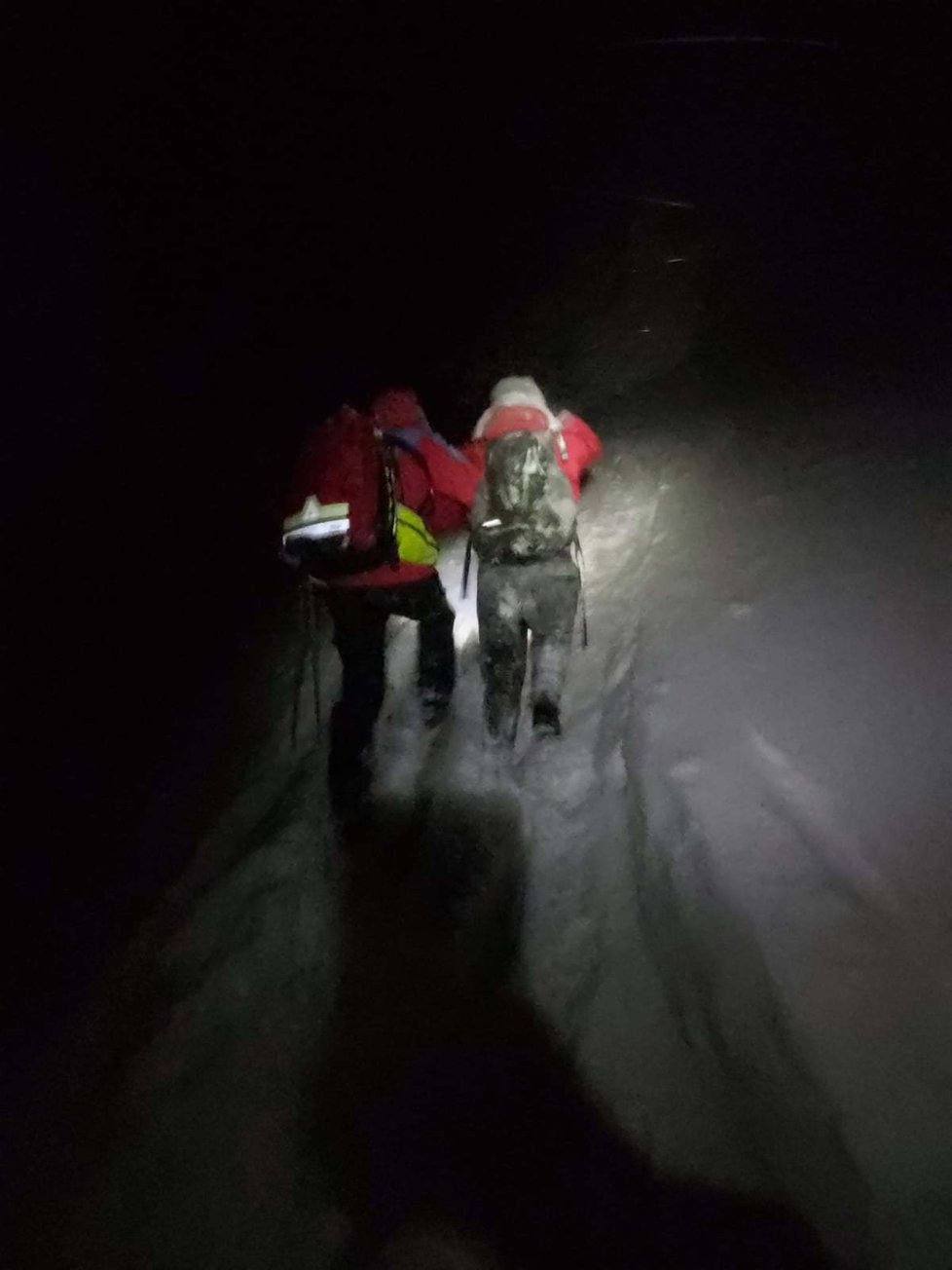 Záchranáři z horské služby zachránili život dvěma turistům. Mladý muž s přítelkyní vyrazili na Sněžku hlubokým sněhem jen v teplákách a teniskách.