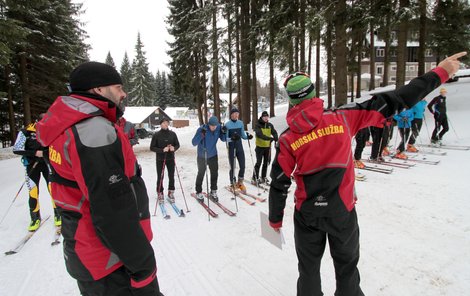 Noc před startem Jizerské padesátky si záchranáři horské služby »zpestřili« pátráním po dvou ztracených běžkařích v údolí řeky Jizery.