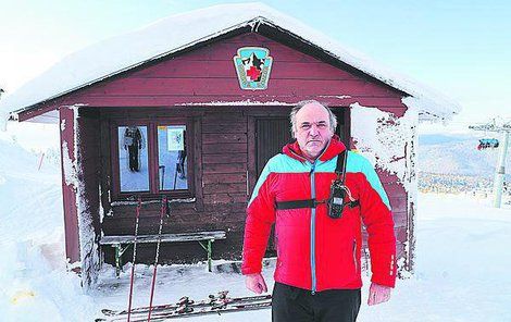 Pavel Jirsa před stanovištěm horské služby na Pláních. 