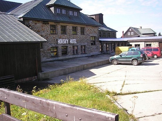 Problémový Horský hotel v Janských Lázních, který patří Praze 10.