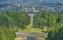 Pohled z Herkulova pomníku na vodopád, park a palác Schloss