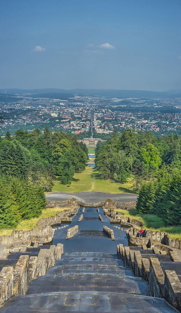 Pohled z Herkulova pomníku na vodopád, park a palác Schloss