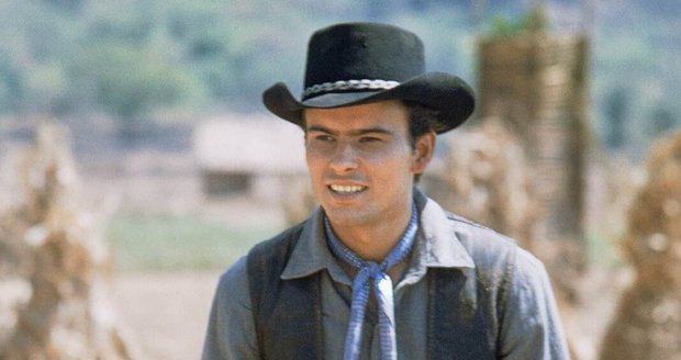 1960 The Brave Seven Dalam perannya yang paling terkenal sebagai penembak jitu termuda. 1960 The Brave Seven Dalam perannya yang paling terkenal sebagai penembak jitu termuda.