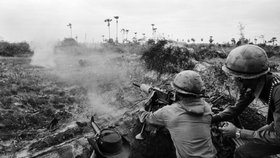 Válečný fotograf Faas zaznamenával konflikty v Zairu a Alžírsku, následně se přesunul do vietnamského pekla