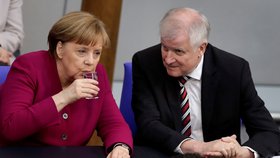 Angela Merkelová a předseda bavorské Křesťanskosociální unie (CSU) Horst Seehofer