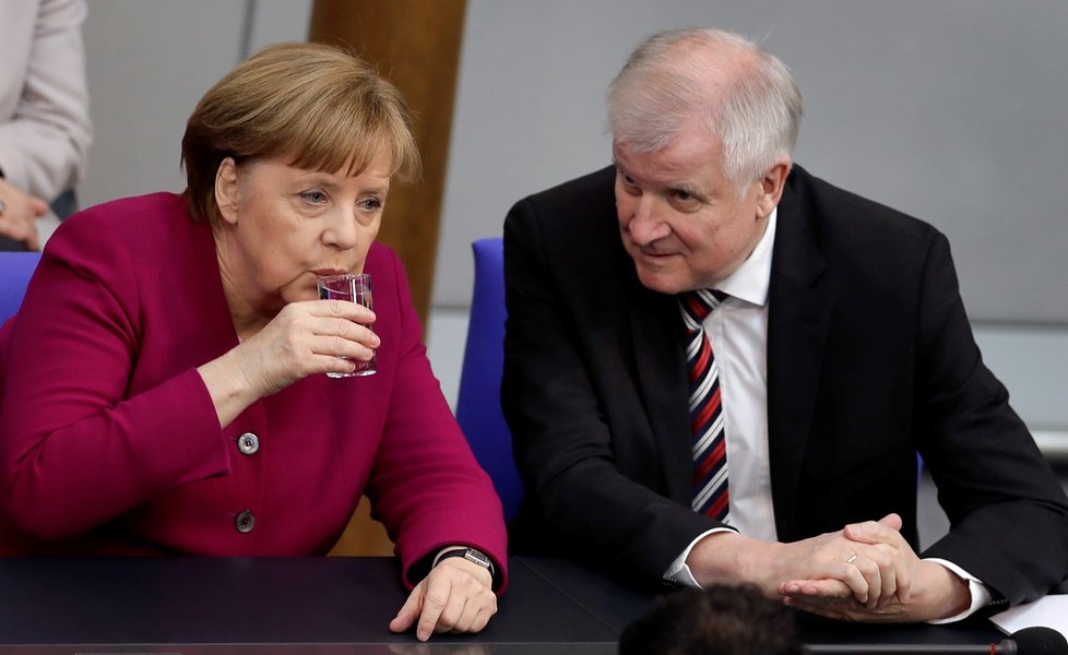 Angela Merkelová a předseda bavorské Křesťanskosociální unie (CSU) Horst Seehofer