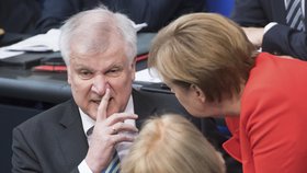 Kancléřka Angela Merkelová a ministr vnitra Horst Seehofer