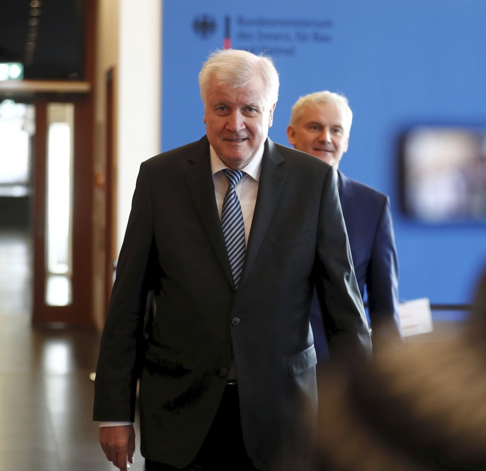 Šéf resortu Horst Seehofer se už minulý čtvrtek ve Spolkovém sněmu pochlubil tím, že příslušnou dohodu Berlín s Římem v zásadě už uzavřel.