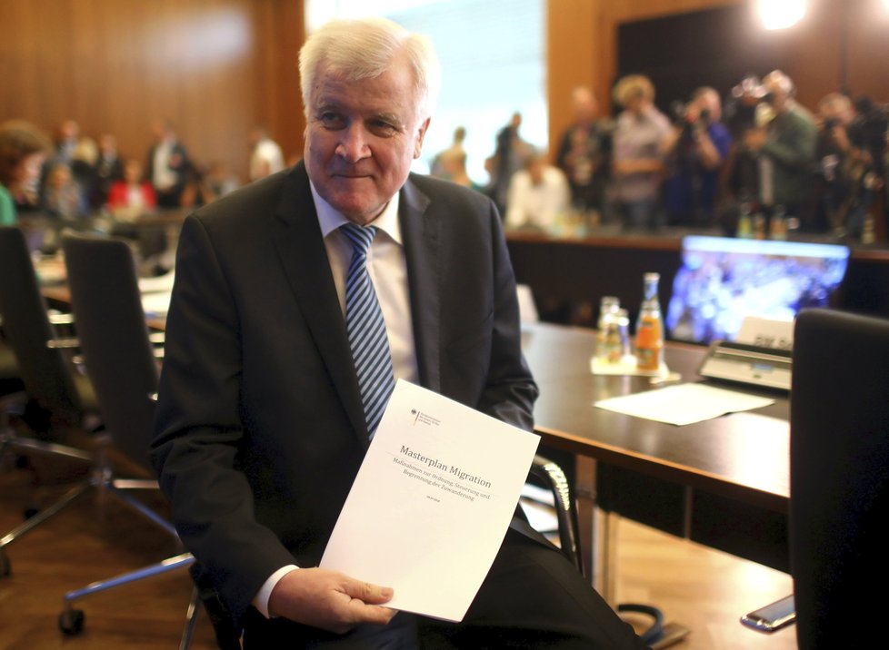 Předseda bavorské Křesťanskosociální unie (CSU) Horst Seehofer odejde podle magazínu Die Zeit z čela strany.