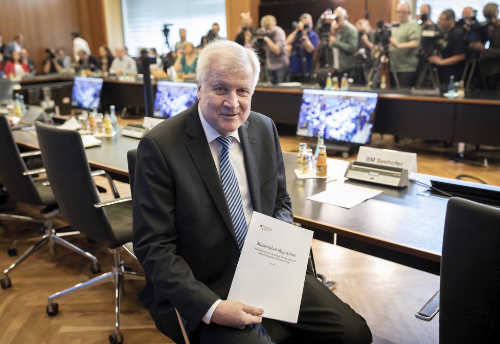 Německý ministr vnitra Horst Seehofer představil nový plán pro řešení migrační krize.