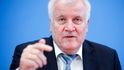 Německý ministr vnitra Horst Seehofer (CSU) varoval, že v případě velkého přílivu afghánských uprchlíků se mohou zpřísnit kontroly na německých hranicích. Policejní odbory to kritizují.