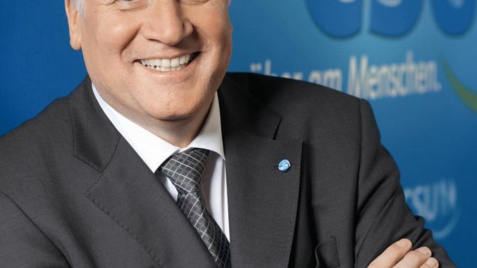 Šéf bavorské CSU Horst Seehofer má důvod k úsměvu. Jeho strana získala téměř polovinu hlasů.