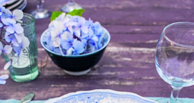 Vylaďte své venkovní stolování. Prostřete parádní modro-bílý porcelán a ozdobte jej namodralými kvítky.