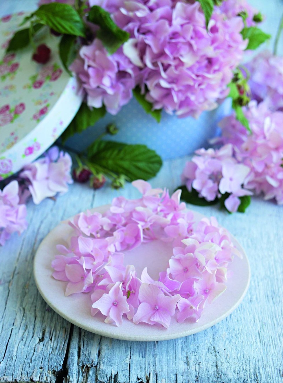 Drobné věnečky z růžových květů působí něžně a slavnostně při každé příležitosti. Co jimi ozdobit svatební tabuli?
