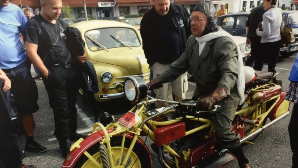 Historické motorky a firma na výrobu součástek byly celý Františkův život.