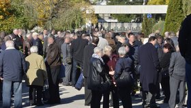 Pohřeb majitele přepadené firmy navštívily stovky lidí.