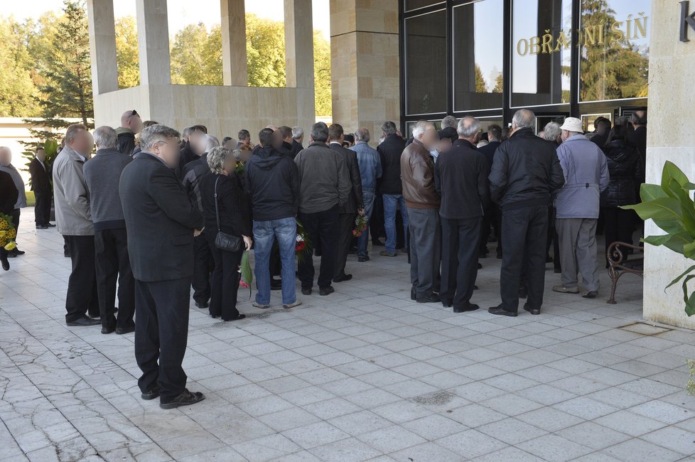 Pohřeb majitele přepadené firmy navštívily stovky lidí.