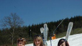 Studentky využily krásného počasí kopalování - vlevo Silvie Klimánková (17), Alena (20) a Eva Kočířovy