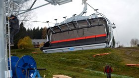 Vyhřívaná šestisedačka, kterou dostavují ve Ski areálu Kopřivná, nemá ve světě obdoby.