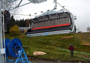 Vyhřívaná šestisedačka, kterou dostavují ve Ski areálu Kopřivná, nemá ve světě obdoby.