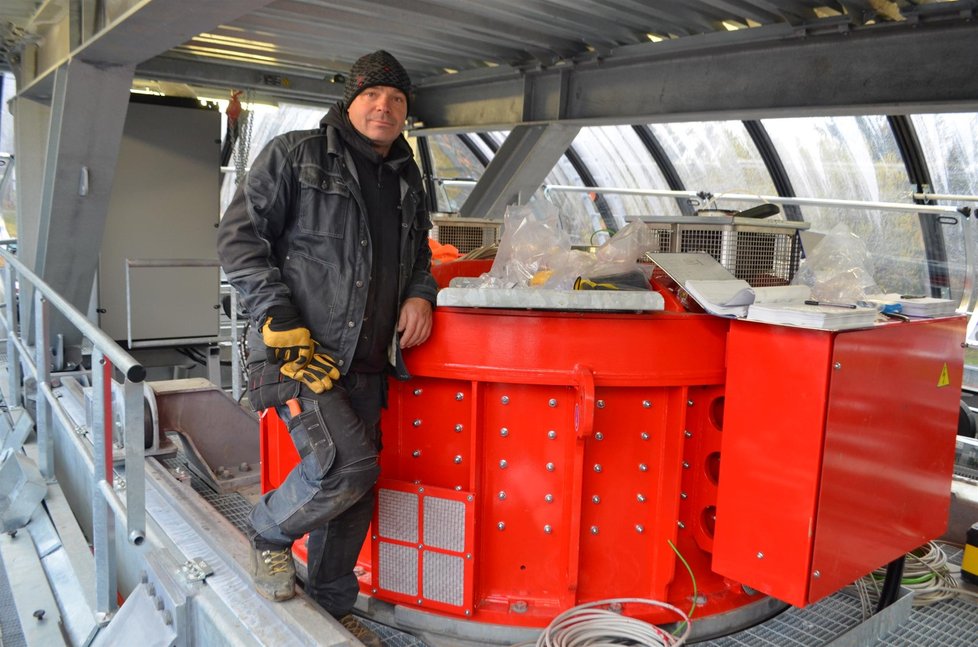 Správce skiareálu Libor Petrů (45) pomáhá Italům s dostavěním špičkové sedačky.