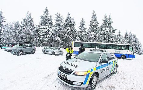 Policisté dohlíželi u parkoviště pod Šerlichem v Deštném v Orlických horách.