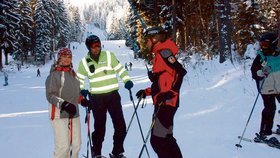 Policista Jiří Mareš (34) a Ladislav Vybíral (44) z horské služby kontrolují na sjezdovce lyžařku Barboru Krubovou (27)