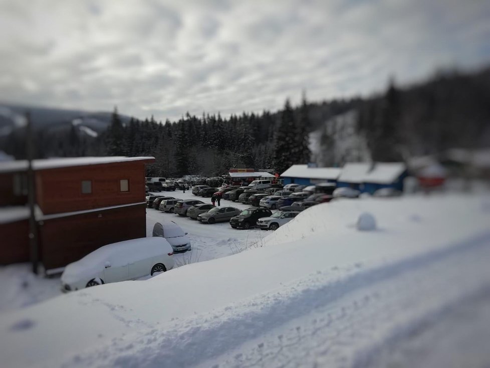 Víkendová situace v Krkonoších: Lidé zaplnili parkoviště u skiareálů (9.1.2021)