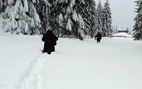 Cesta na Churáňov nebyla prošlapaná. Člověk se bořil do sněhové pokrývky, která byla místy i metr vysoká.