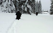České hory zasypal sníh: Hrozí jarní povodně? Z mokrého sněhu je ledová past!