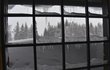 Pohled z okna meteorologické stanice. Sníh je všude, kam se člověk podívá.