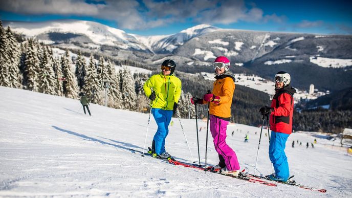 V Peci je to na sjezdovky SkiResortu ČERNÁ HORA – PEC s 50 km jen kousek. Areály hlásí skvělé lyžařské podmínky a dostatek sněhu.