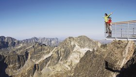 Na vyhlídku na Lomnický štít můžete vyjet lanovkou, ale i dojít pěšky některou horolezeckou cestou. Odměnou vám bude překrásný výhled na téměř celé Vysoké Tatry.