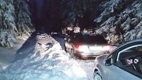 Češi zapadli na horách: Navigace poslala 7 aut do závěje!